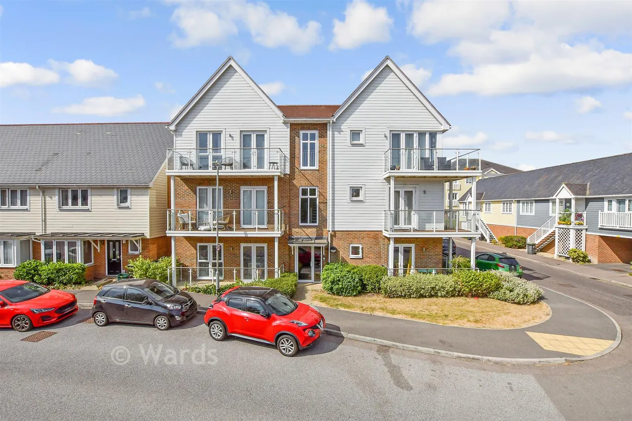 2 bed flat for sale, Amisse Drive, Snodland, ME6