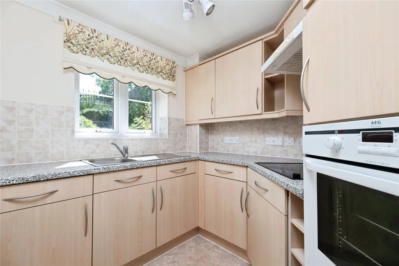 Eden Court, Bletchley, Milton Keynes, Buckinghamshire, MK2, photo 3