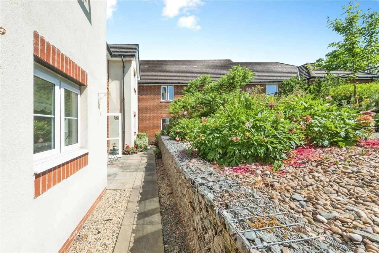 Eden Court, Bletchley, Milton Keynes, Buckinghamshire, MK2, photo 9