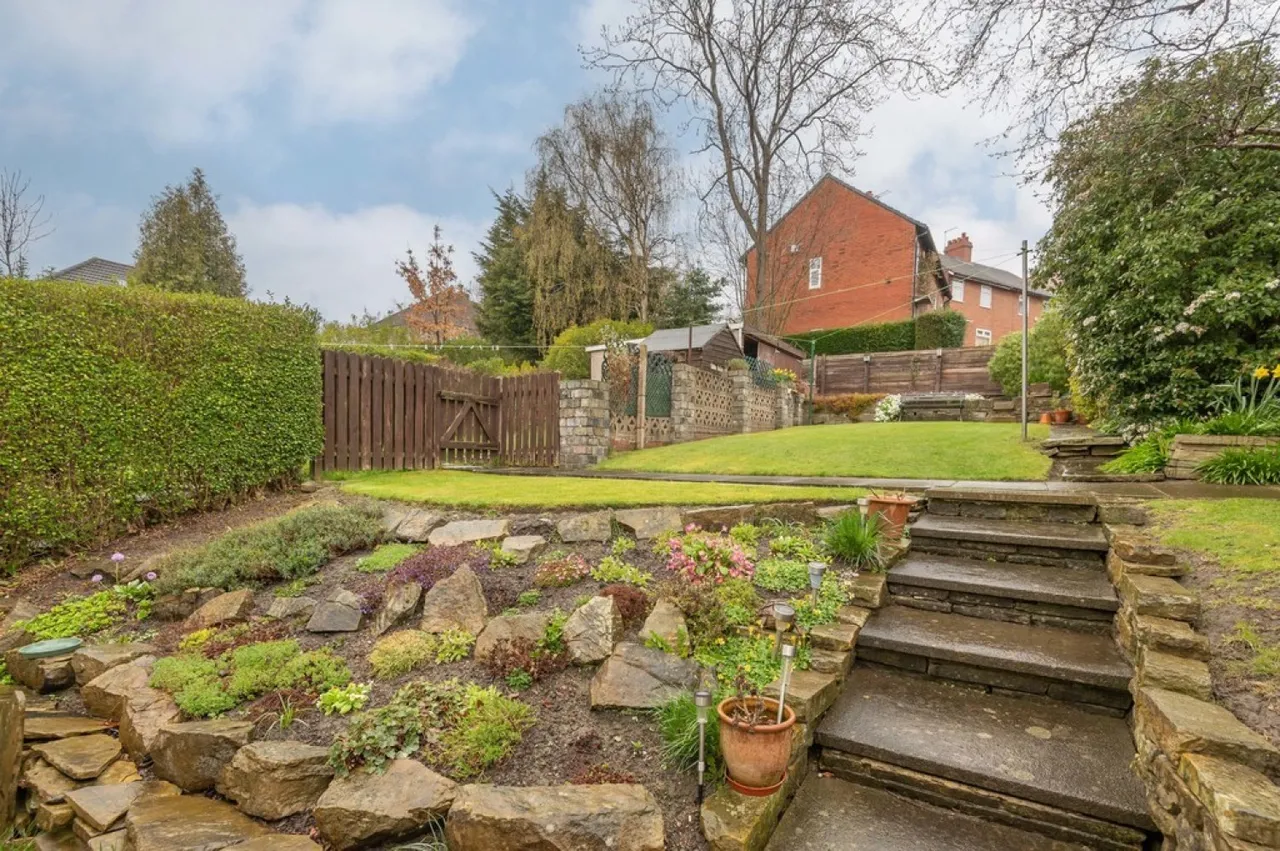 Central Avenue, Fartown, photo 12