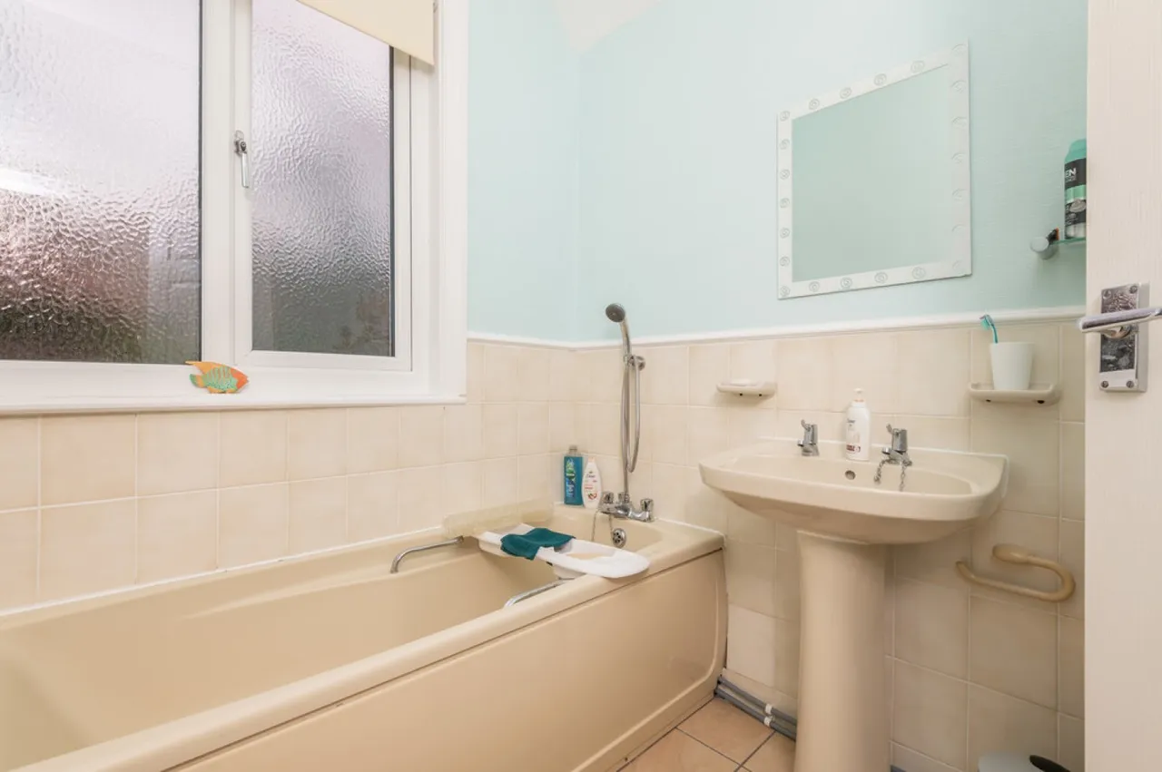 Central Avenue, Fartown, photo 8