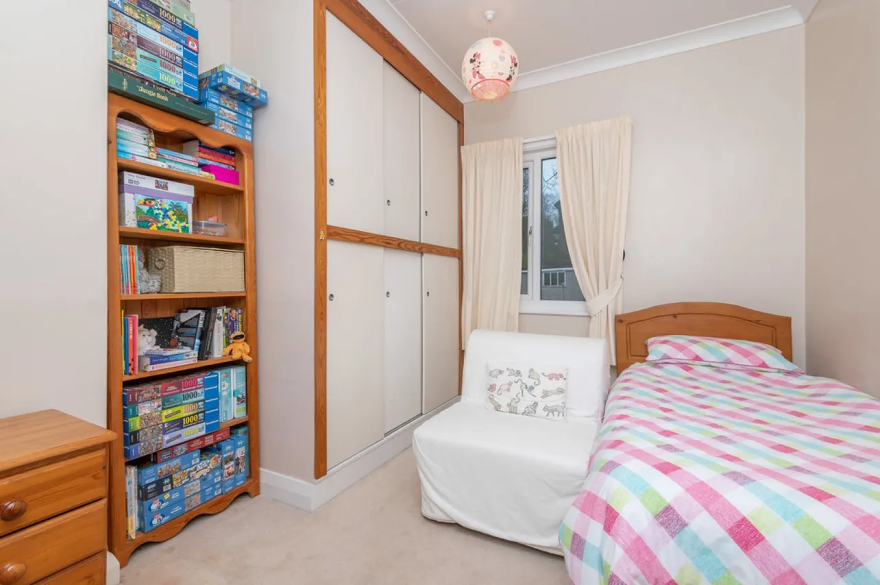 Central Avenue, Fartown, photo 7