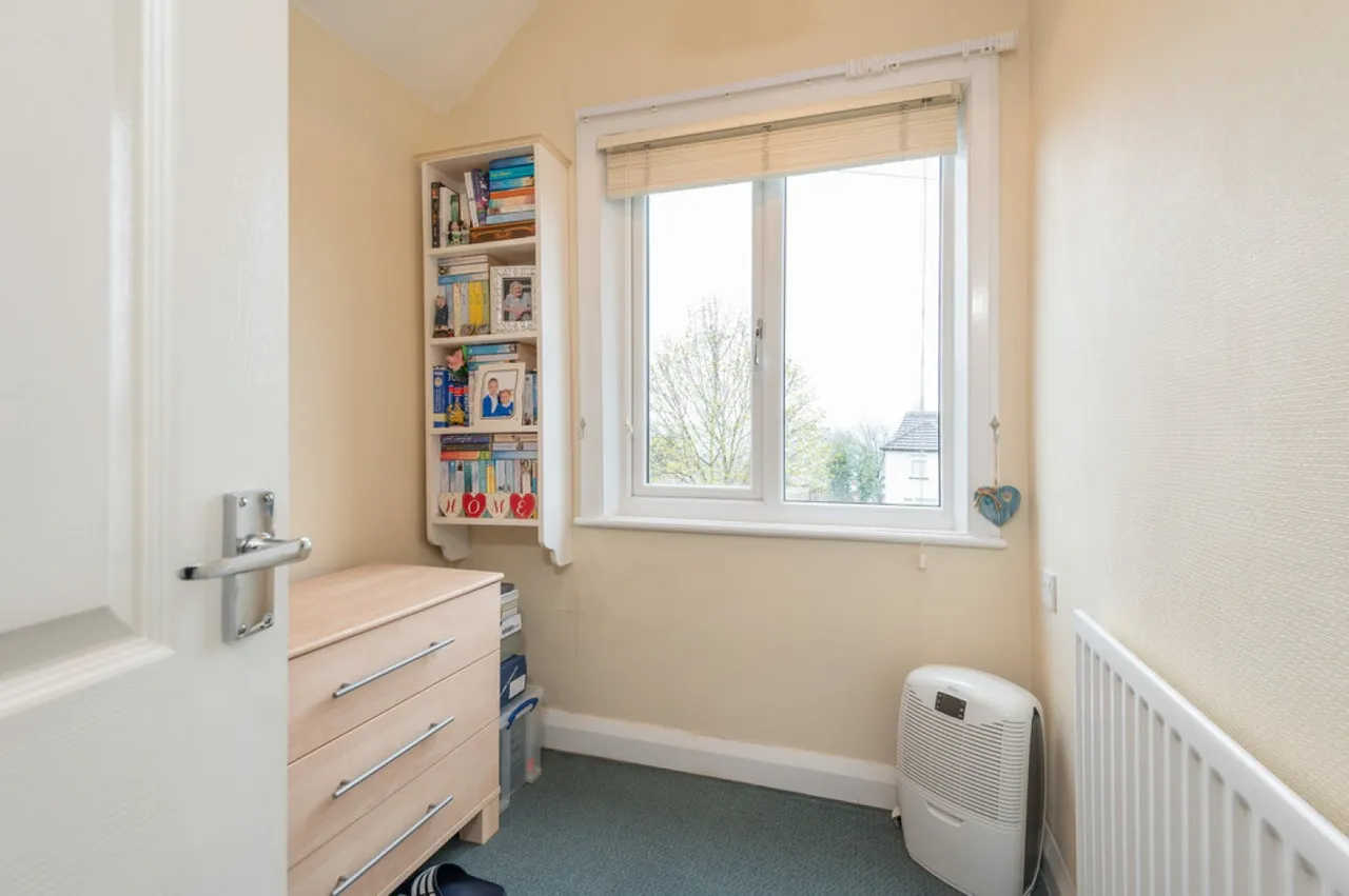 Central Avenue, Fartown, photo 9