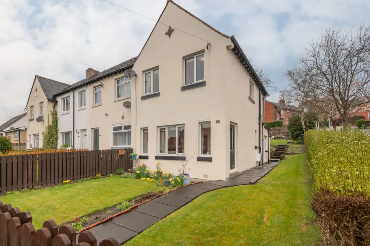 3 bed house to rent — Central Avenue, Fartown