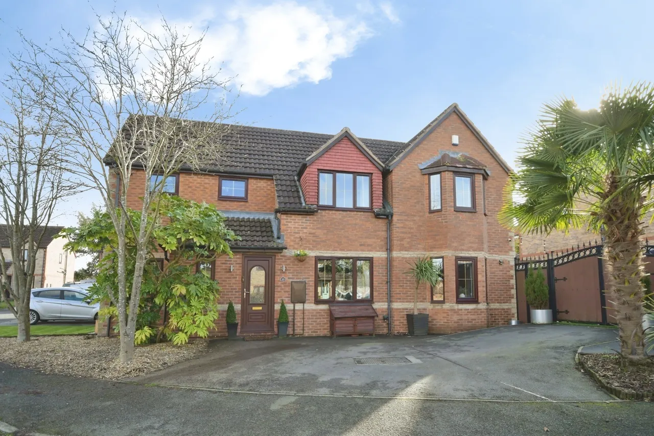 4 bed house for sale — Blue Bell Close, Derbyshire, S43