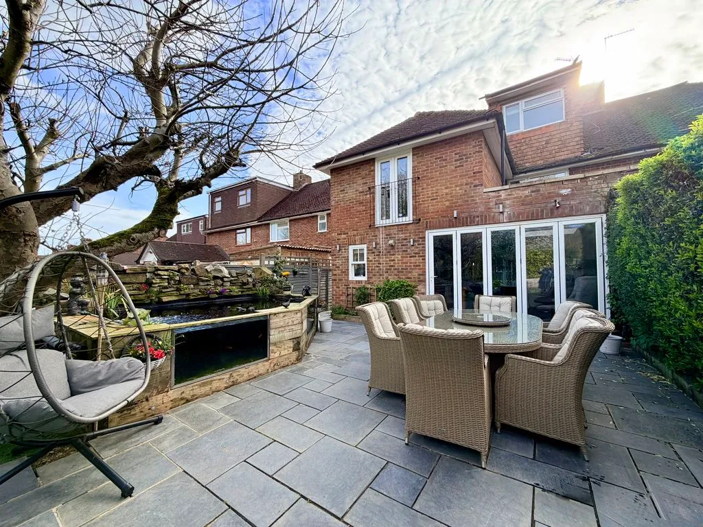 5 bed house for sale — Clapton Approach, Wooburn Green HP10 0DW
