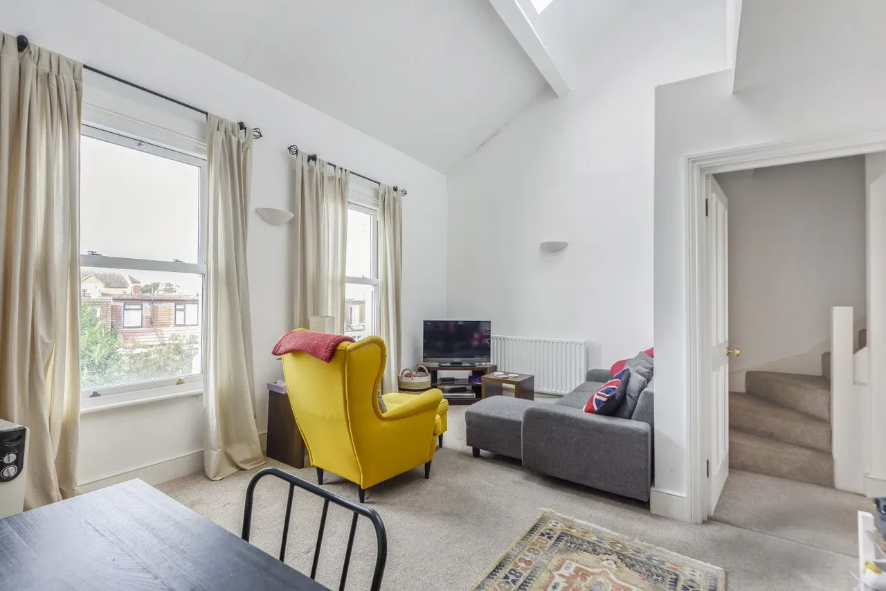 2 bed flat to rent, Alfriston Road, Battersea, SW11