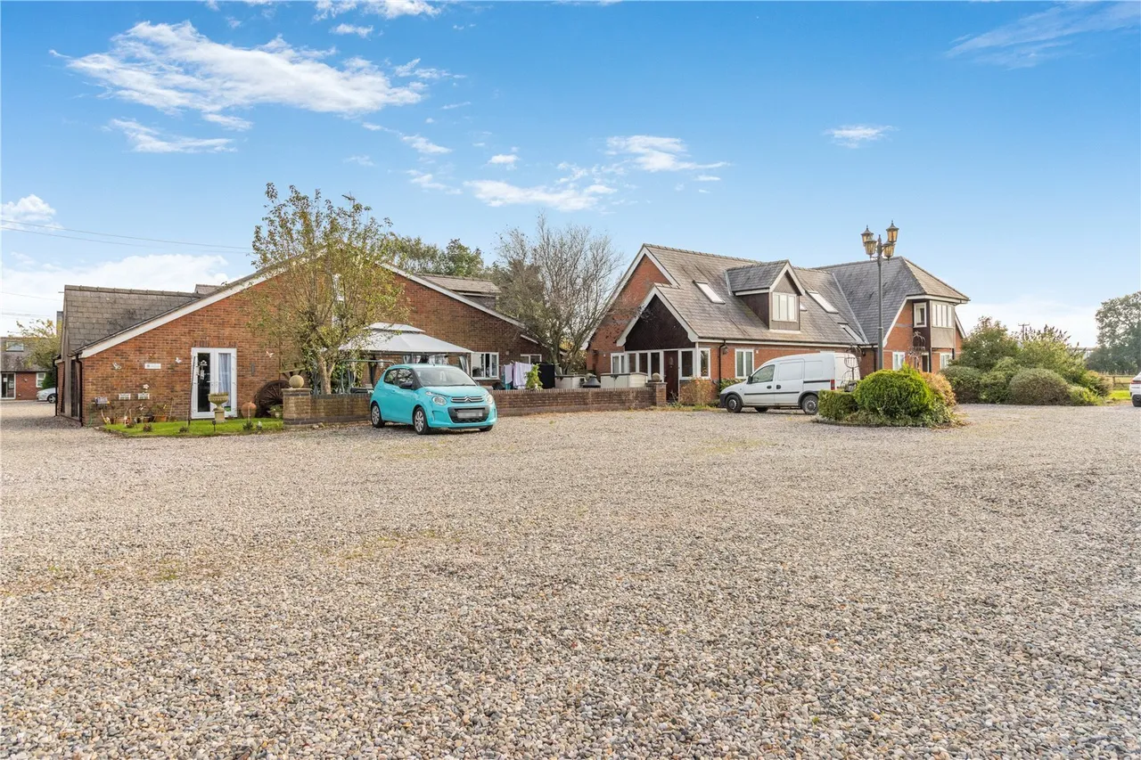 Parkside, Nr Rossett, LL12, photo 4