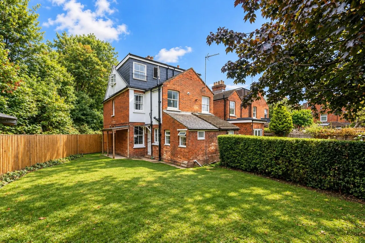 3 bed house for sale — 5 Linden Road, Guildford