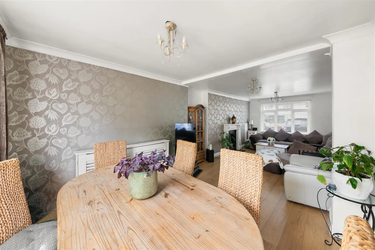 Manor Waye, Uxbridge, photo 3