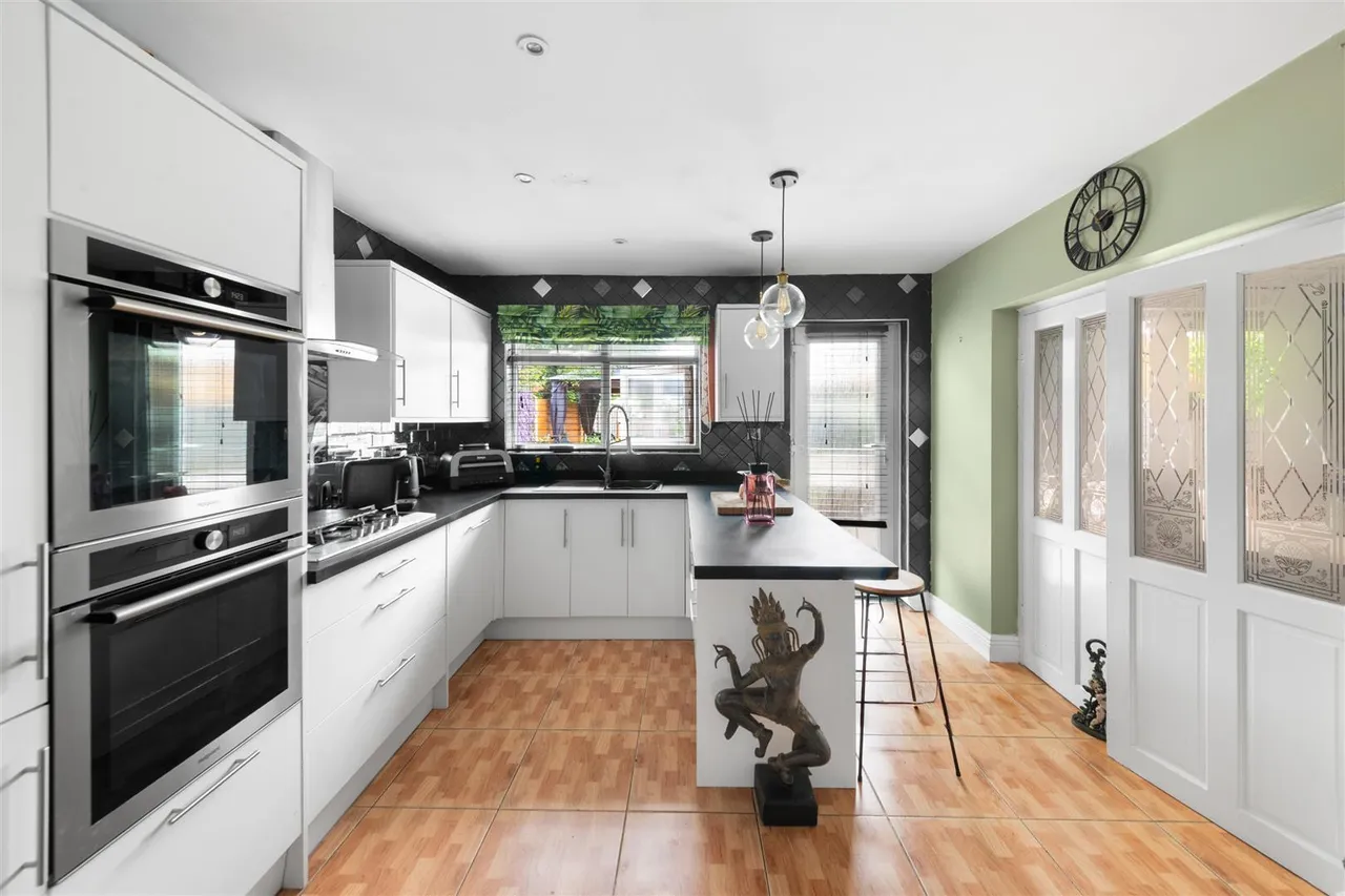 Manor Waye, Uxbridge, photo 4