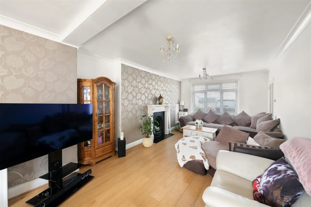 Manor Waye, Uxbridge, photo 2