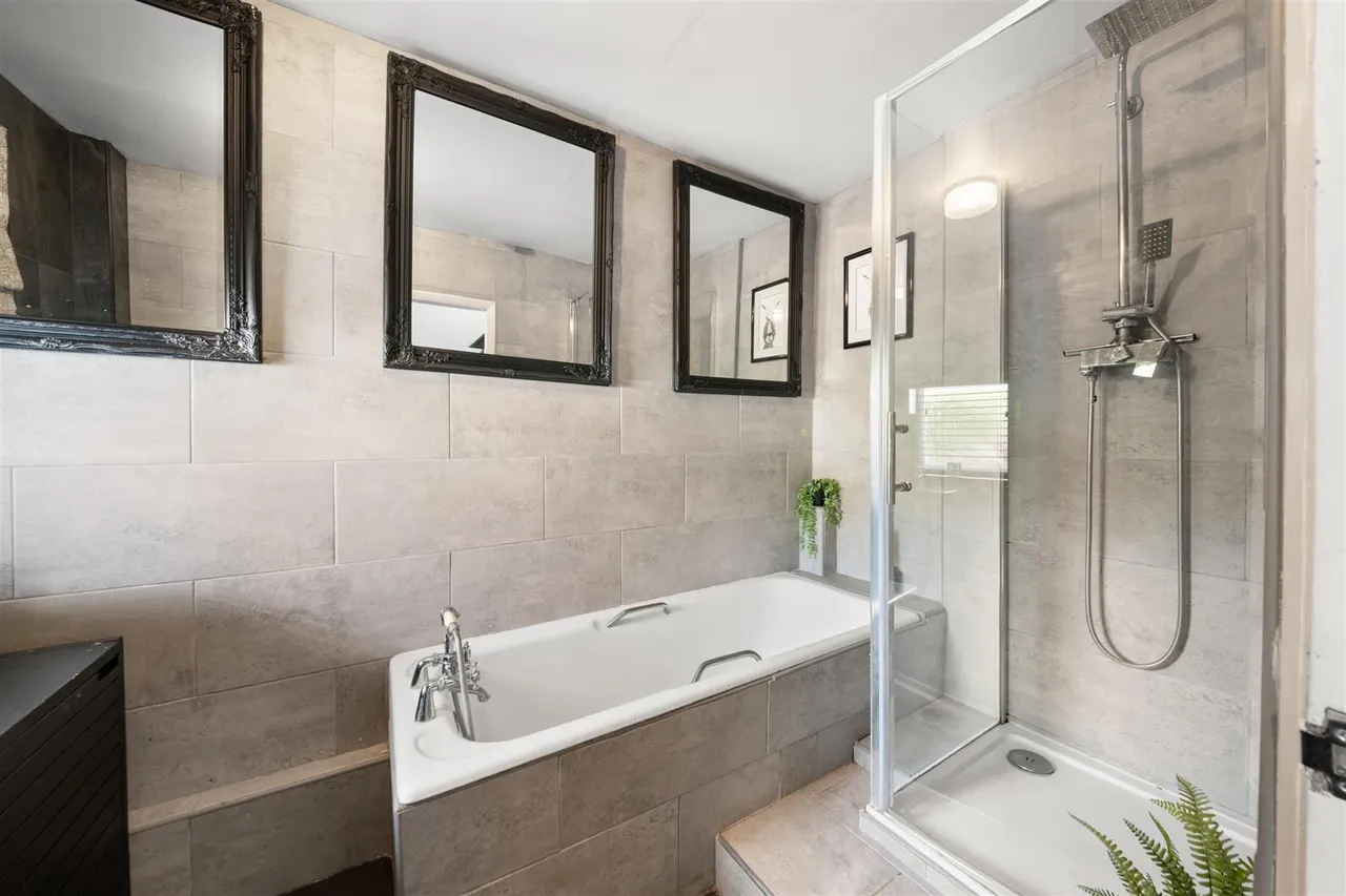 Manor Waye, Uxbridge, photo 8