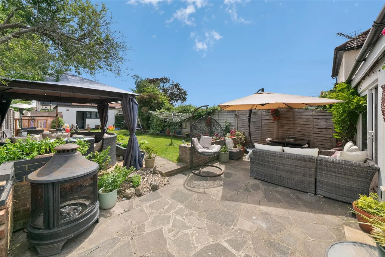 Manor Waye, Uxbridge, photo 10