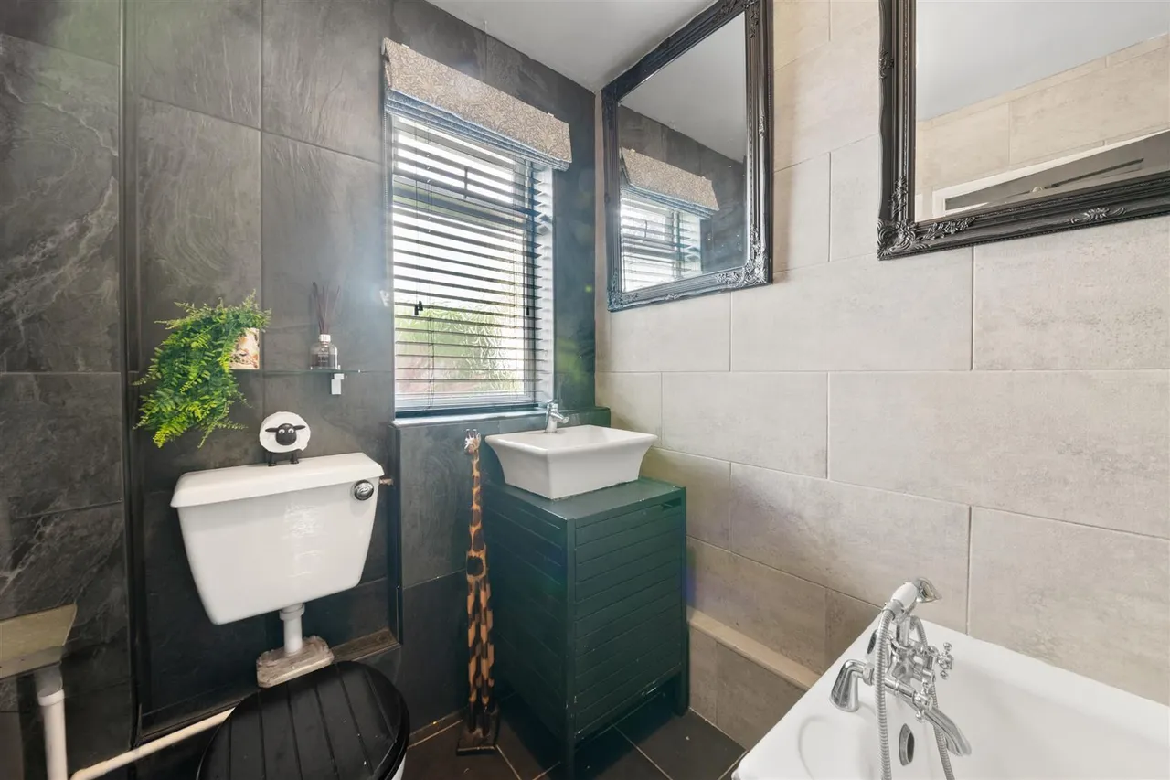 Manor Waye, Uxbridge, photo 11