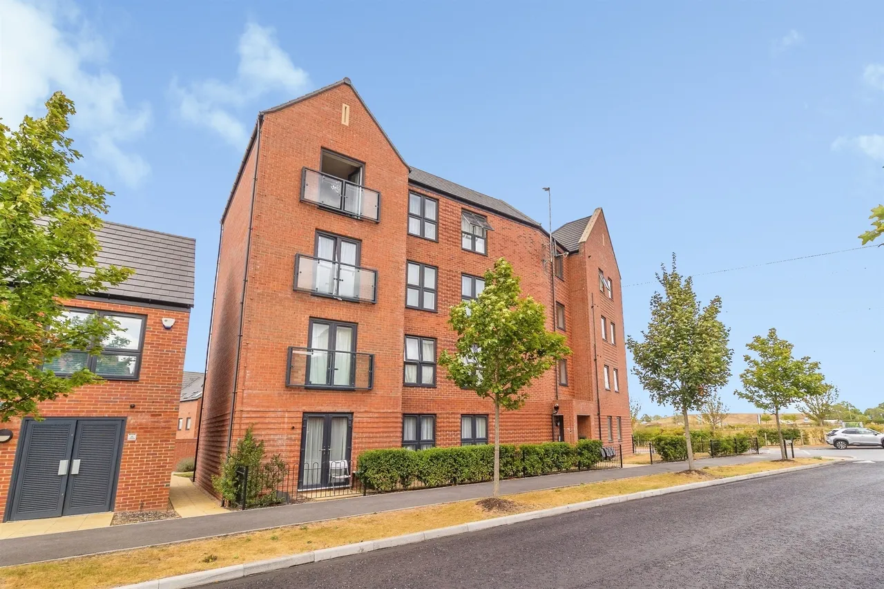 2 bed flat for sale, Sallow Field, Houghton Regis, LU5