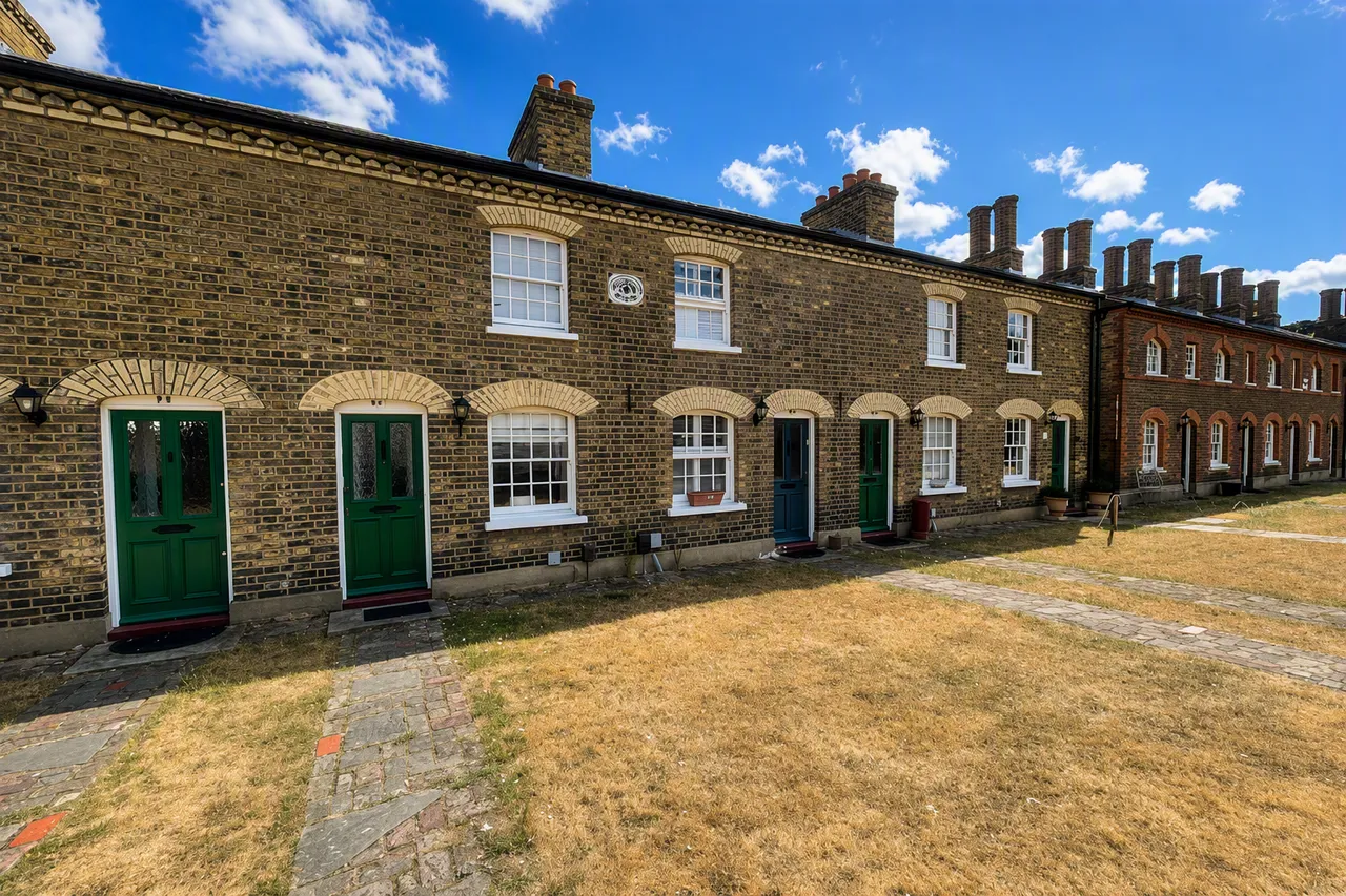 2 bed house to rent — Sandringham Gardens, Barkingside, IG6