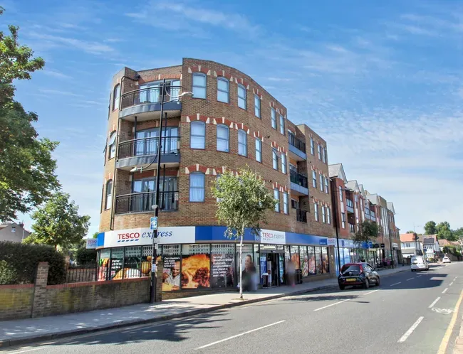 2 bed flat for sale — High Road, Woodford Green, IG8