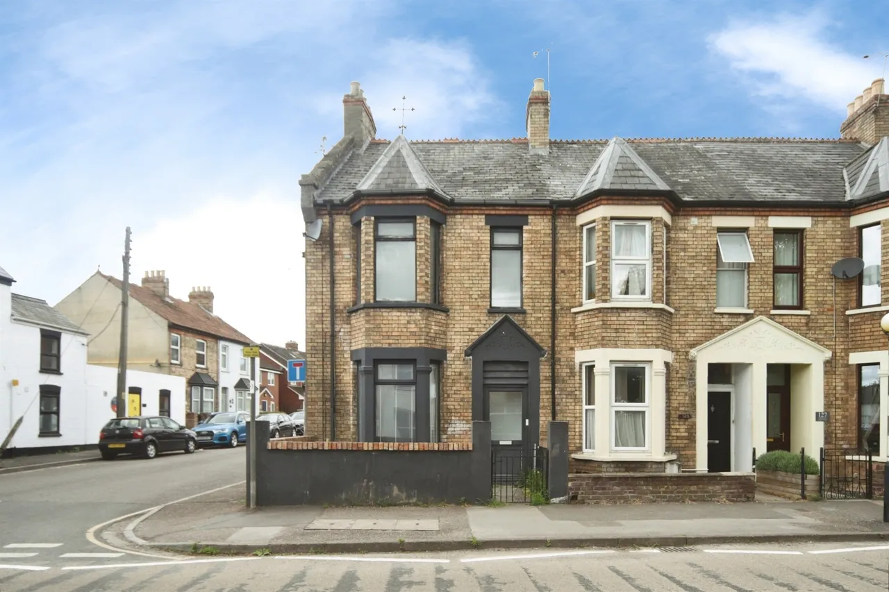 3 bed house for sale — Cheddon Road, Taunton