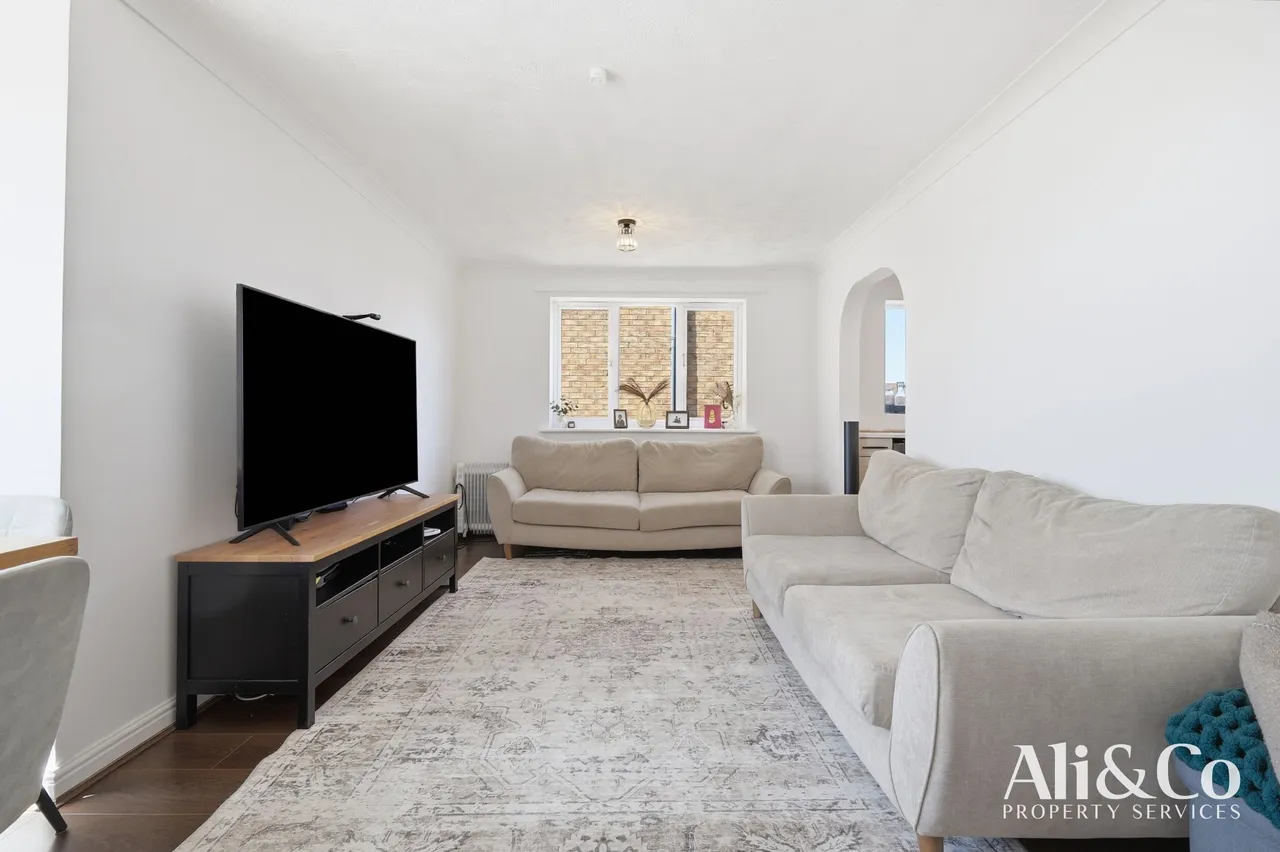 St. Leonards Close, Grays, Essex, RM17 6GT, photo 2