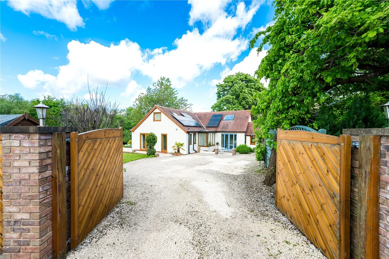Almshouse Lane, Newmillerdam, photo 26
