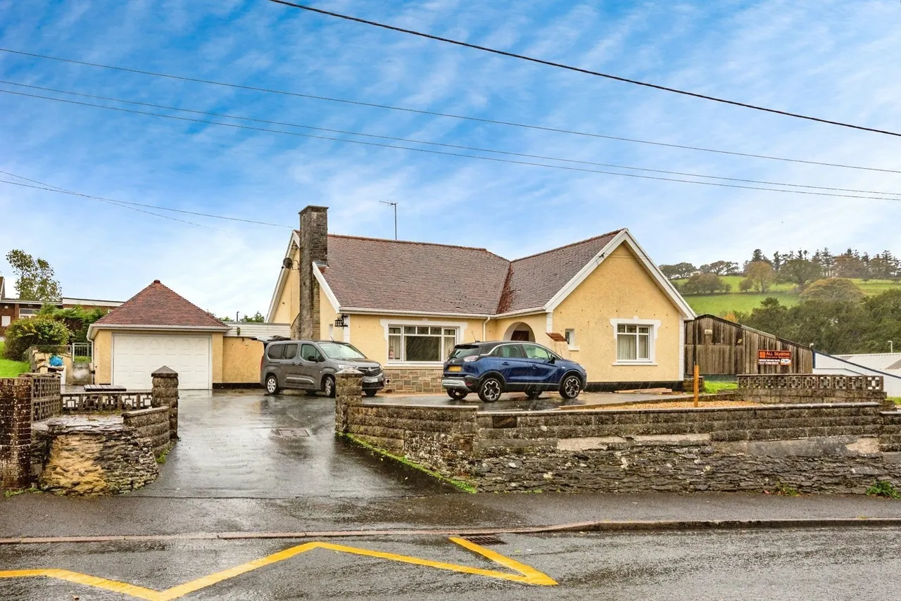 3 bed house for sale, Llanybydder, SA40
