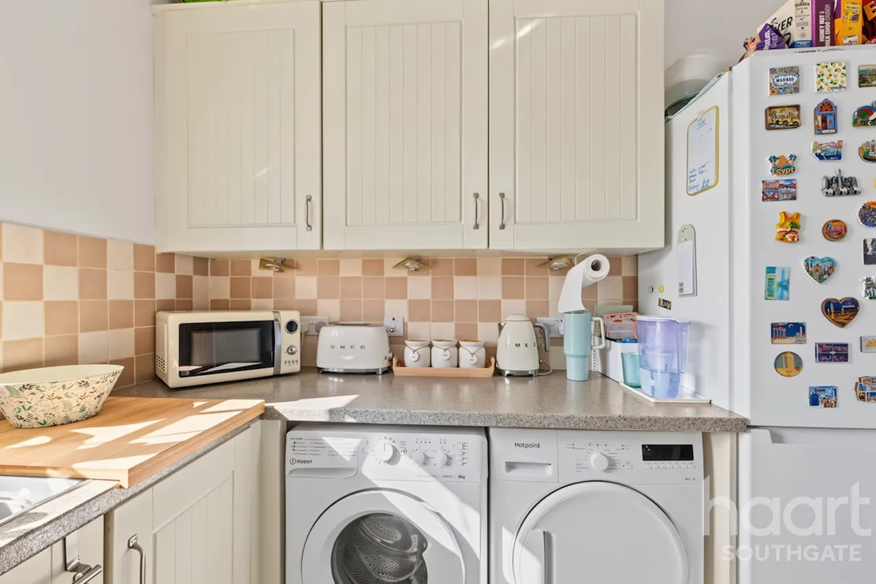 The Green, London, N14, photo 8