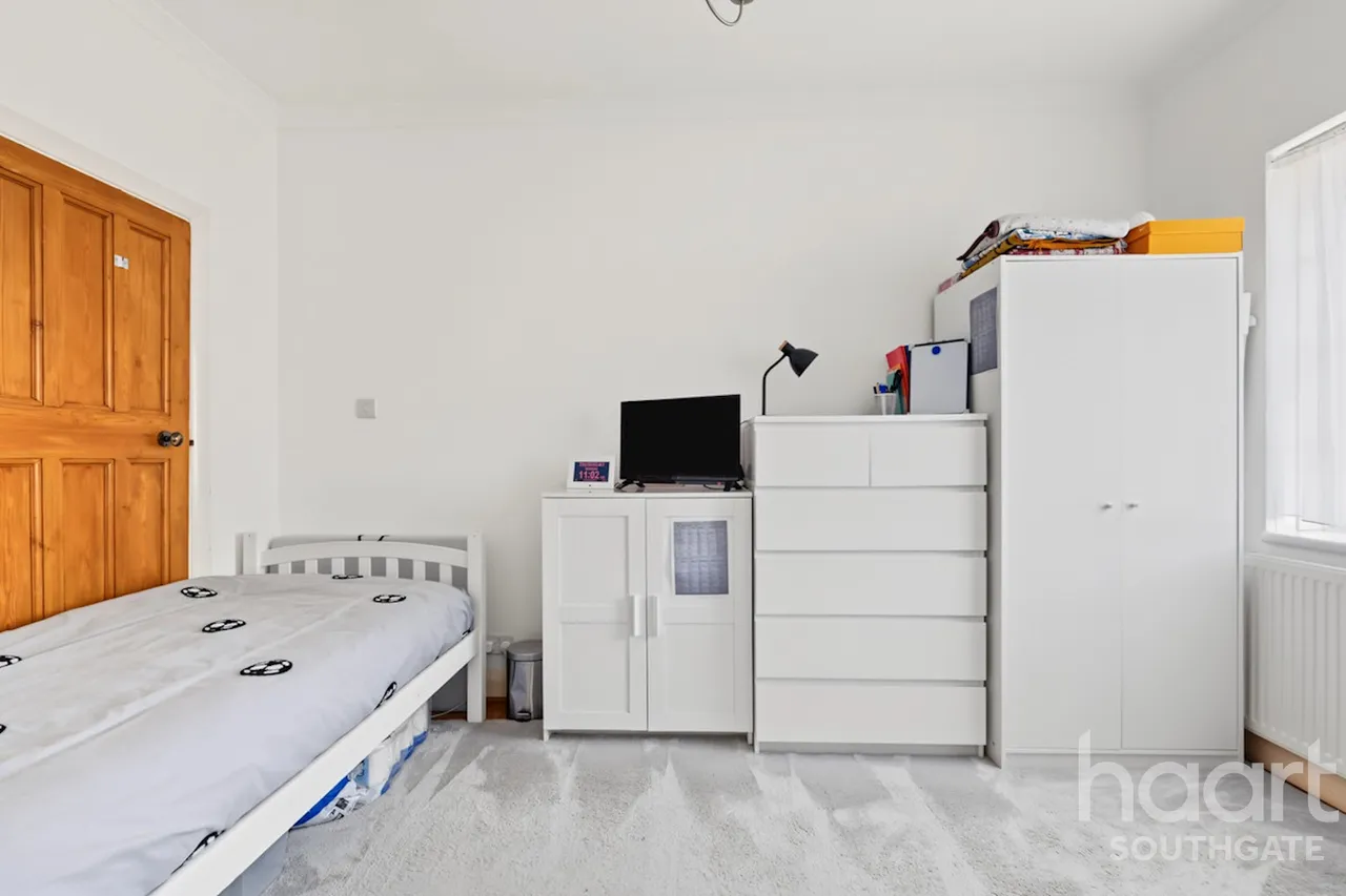 The Green, London, N14, photo 13