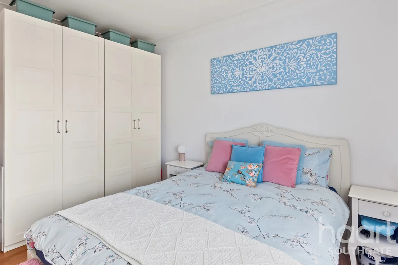 The Green, London, N14, photo 15