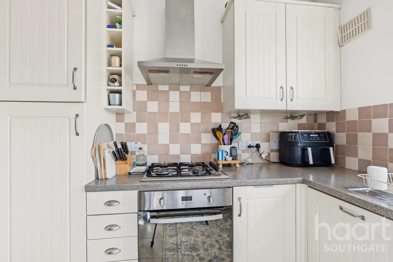 The Green, London, N14, photo 9