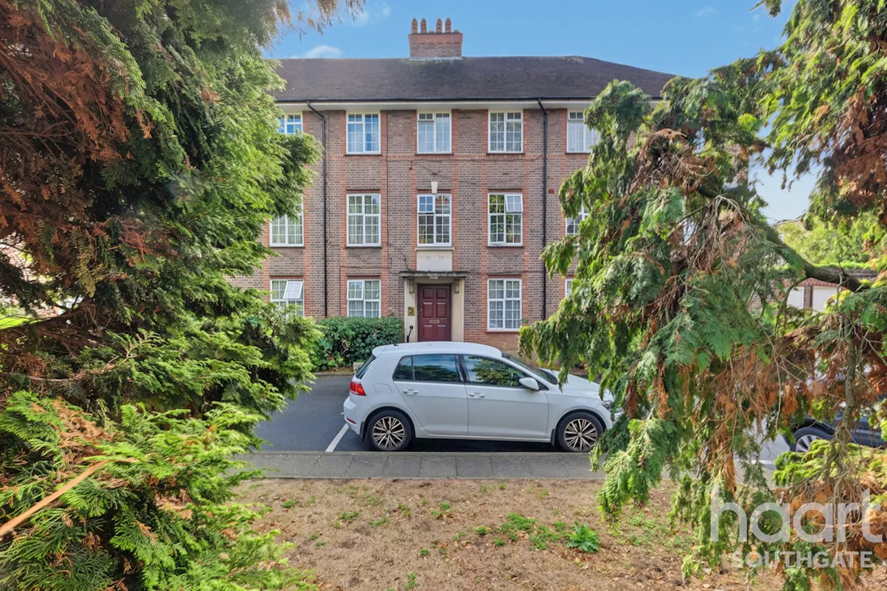 The Green, London, N14, photo 24