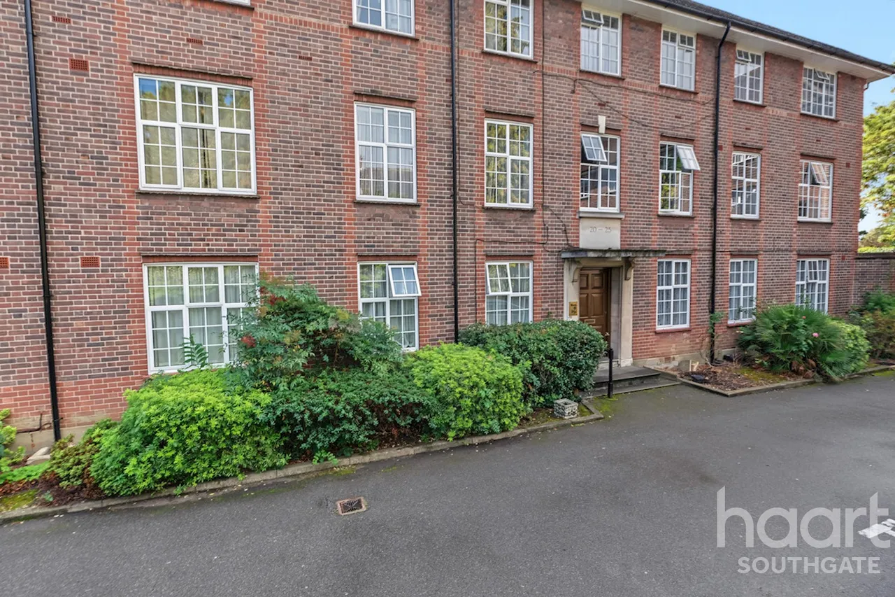 The Green, London, N14, photo 23