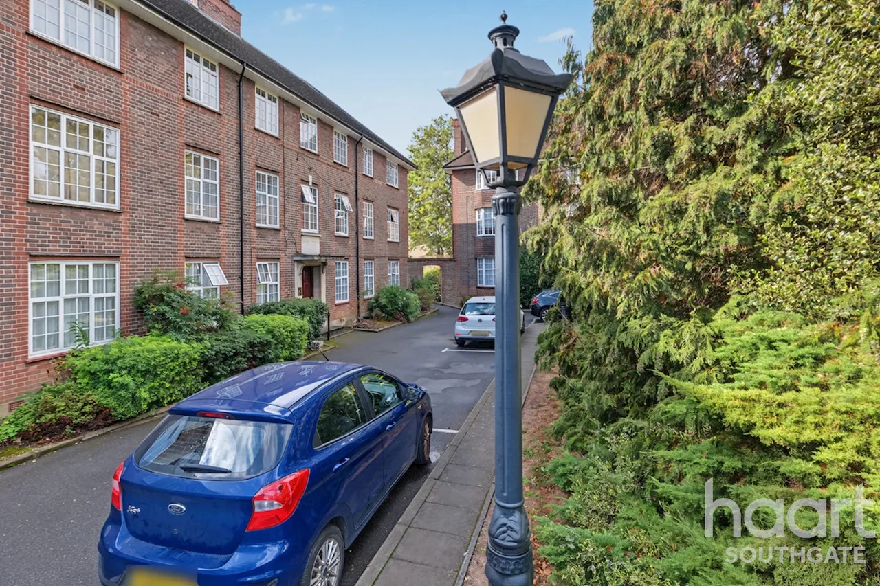 The Green, London, N14, photo 22