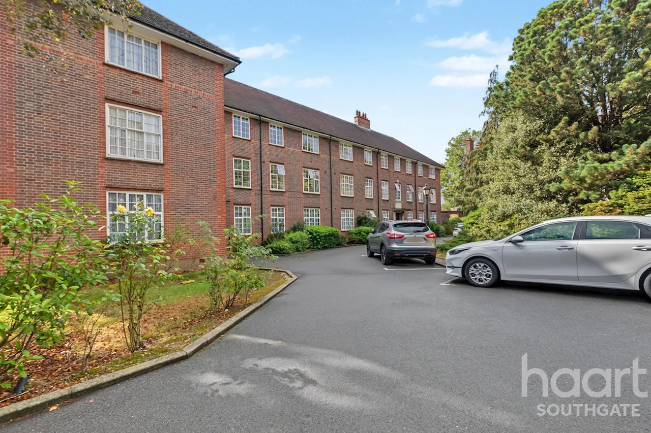 The Green, London, N14, photo 4