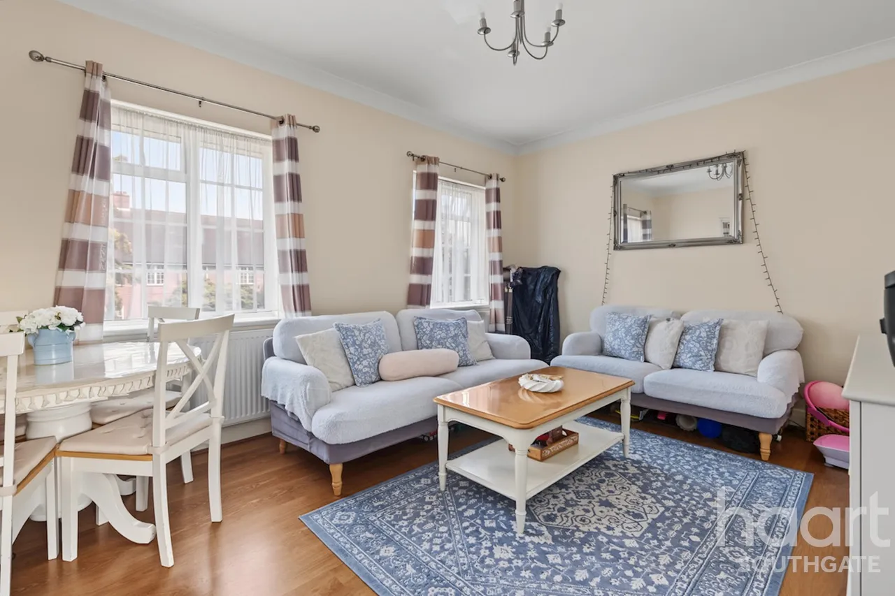 The Green, London, N14, photo 10