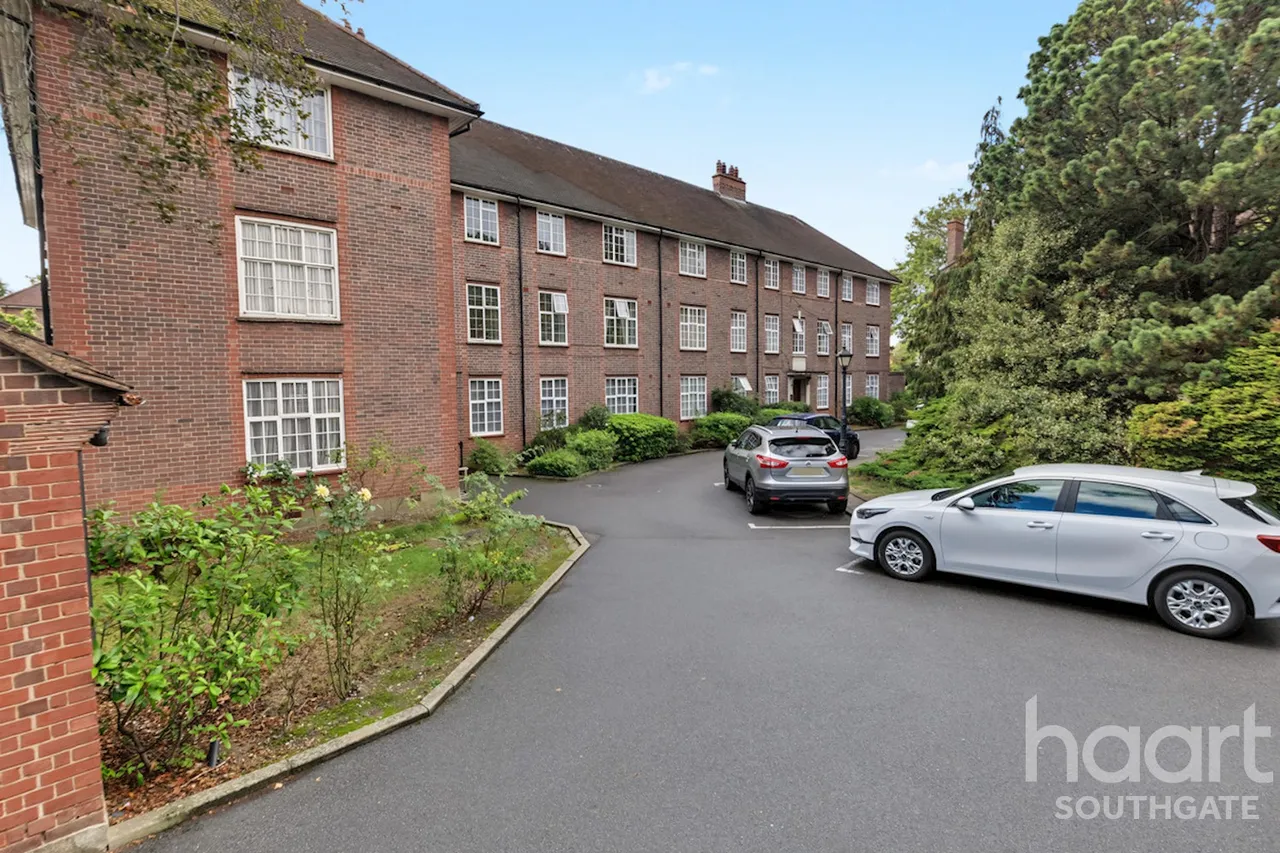The Green, London, N14, photo 27