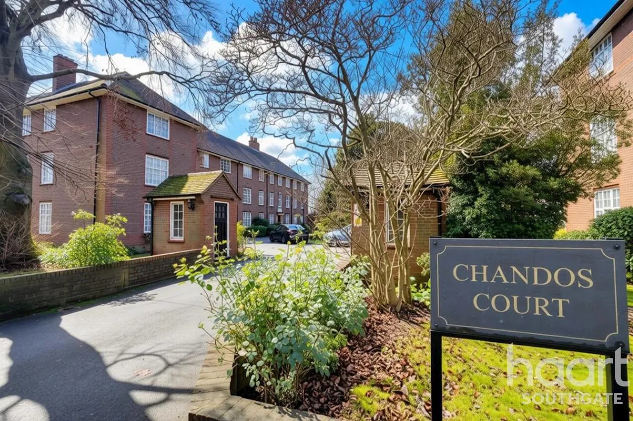 3 bed flat for sale, The Green, London, N14