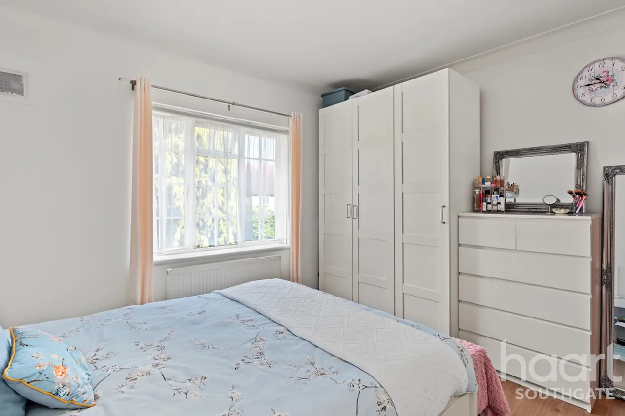 The Green, London, N14, photo 16