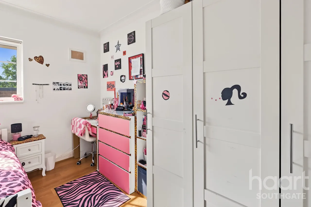The Green, London, N14, photo 19
