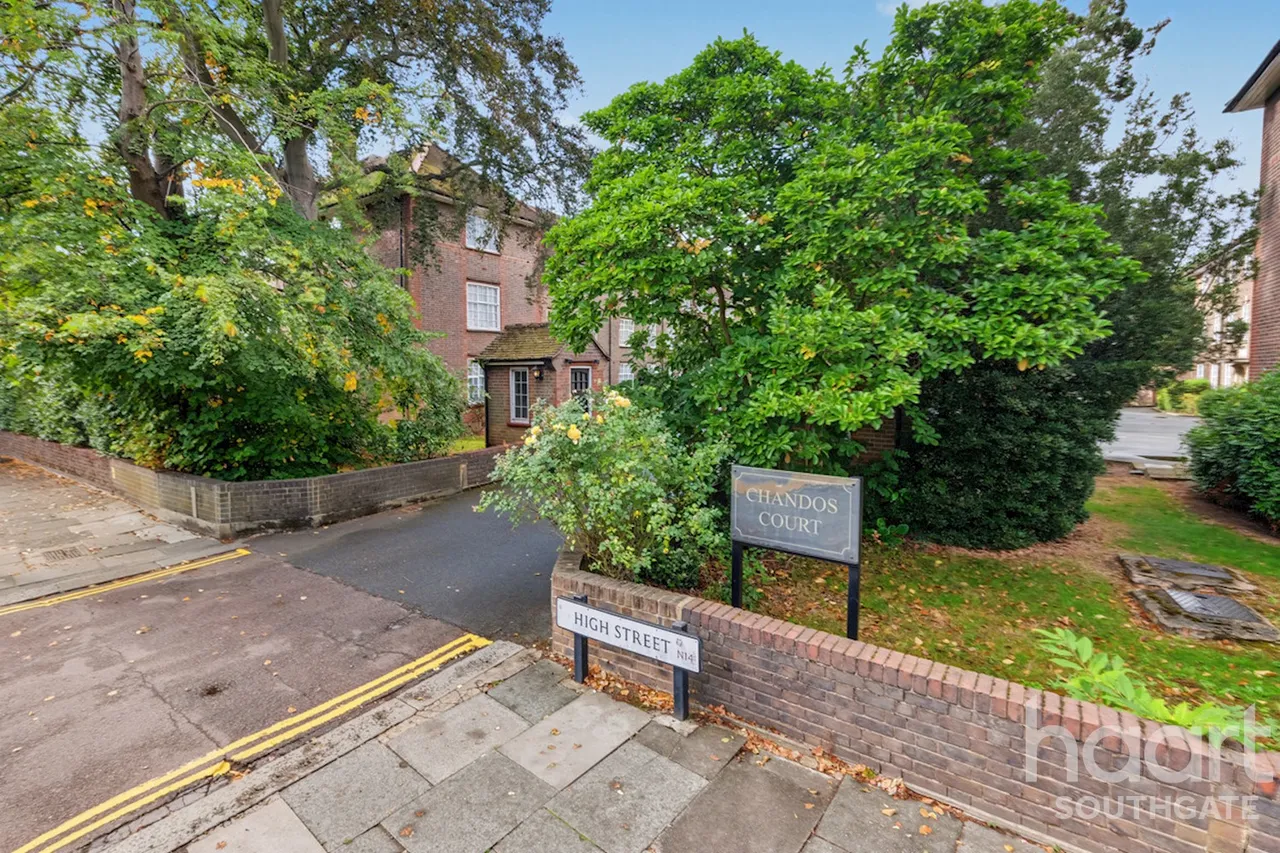 The Green, London, N14, photo 28