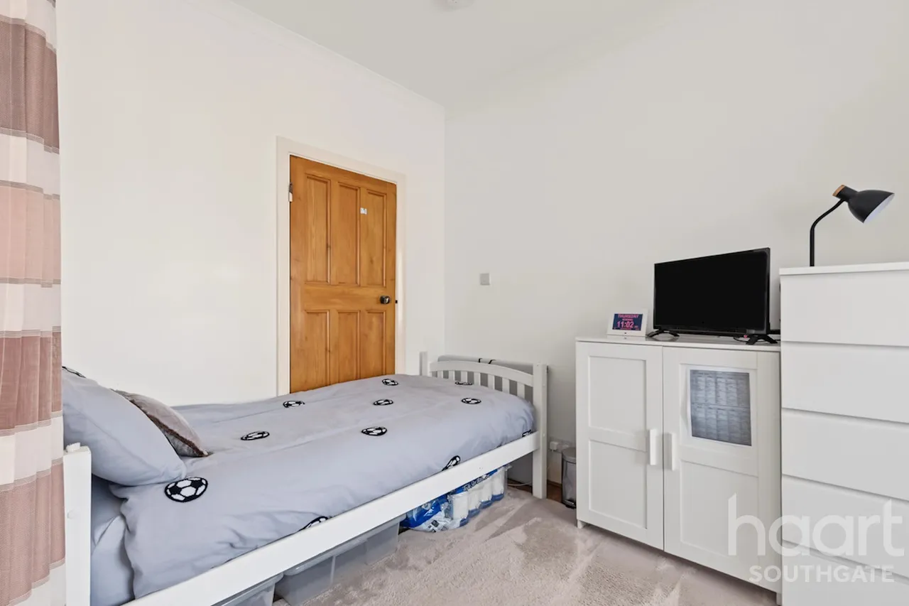 The Green, London, N14, photo 12