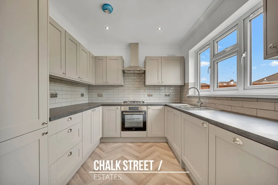 2 bed house for sale — Central Drive, Hornchurch, RM12 6AR