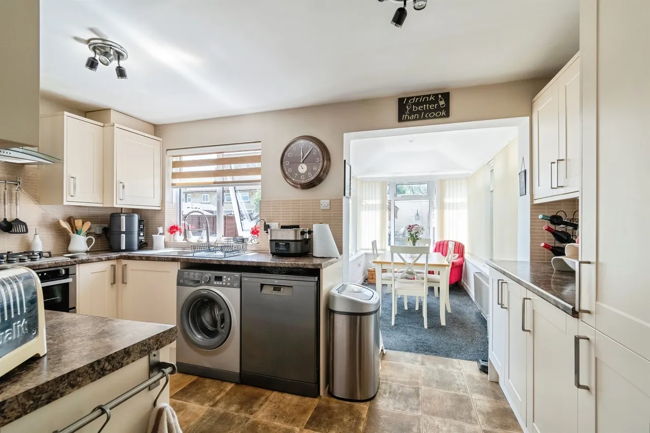 Pine Close, Corsham, photo 6