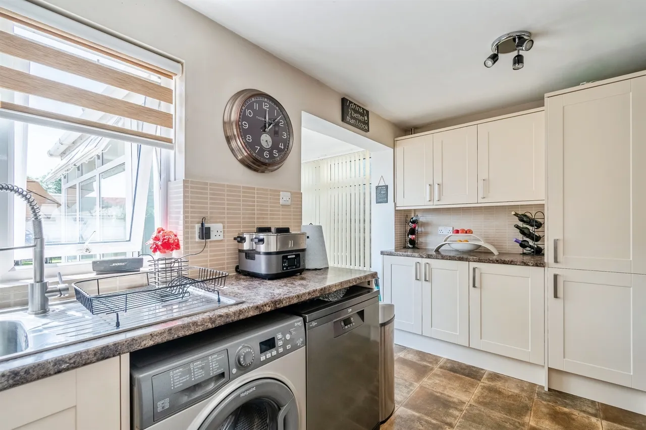 Pine Close, Corsham, photo 8