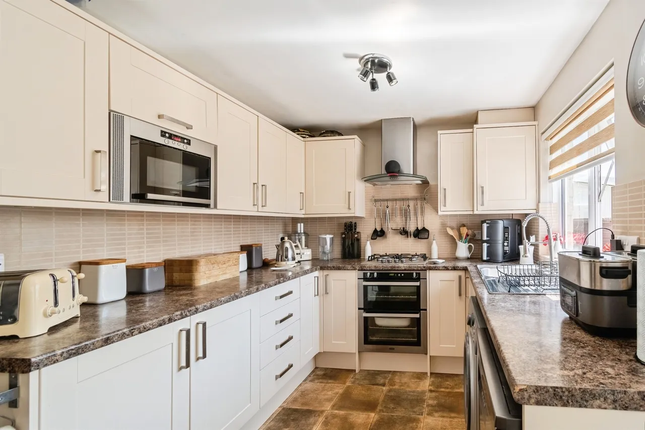 Pine Close, Corsham, photo 7