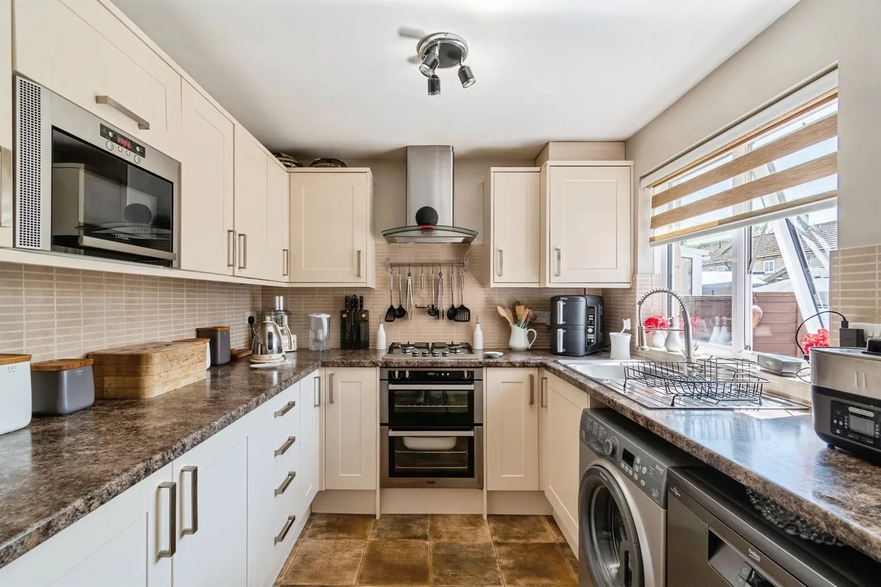 Pine Close, Corsham, photo 9