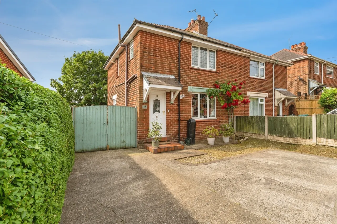 3 bed house for sale, Bryn Gwenfro, Tanyfron, LL11