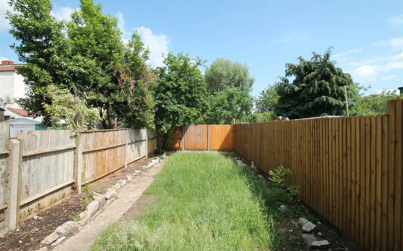 Park Avenue, Palmers Green, London N13, photo 13