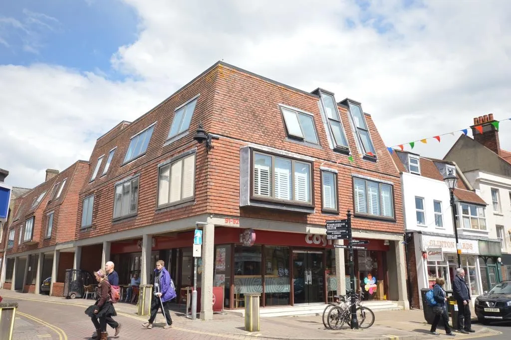 2 bed flat to rent, New Street, Lymington, SO41