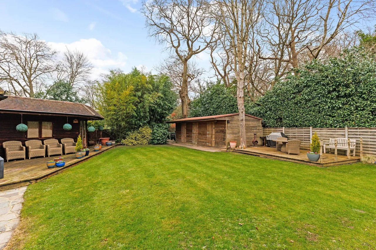 Grange Gardens, Farnham Common, SL2, photo 6